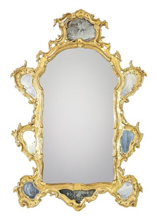 Specchiera in legno intagliato e dorato di forma sagomata con cornice decorata