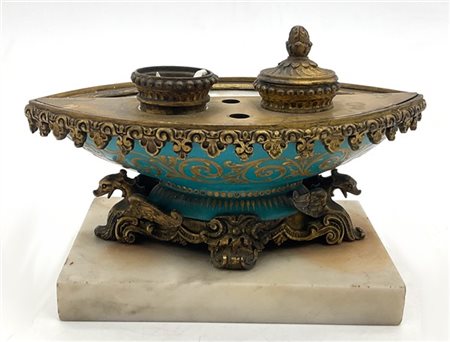 Manifattura francese del secolo XIX. Calamaio con vasca in porcellana decorata