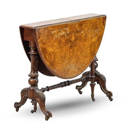 Tavolino a bandelle con piano ovale impiallacciato in radica e gambe rastremate