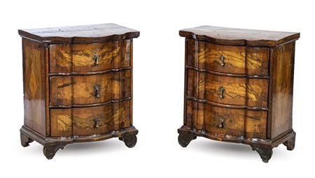 Coppia di antichi comodini in noce e radica di noce di forma mossa a tre casset