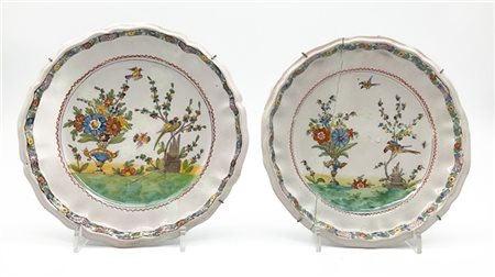 Manifattura Ferniani, Faenza, secolo XVIII. Due piatti in maiolica dipinta in p