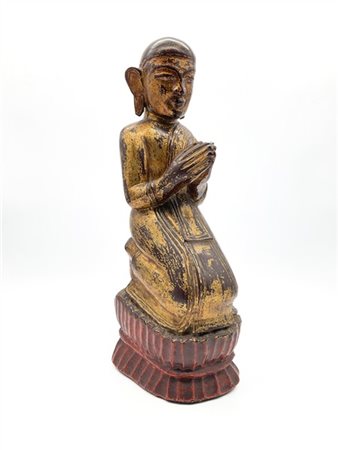Scultura di monaco in preghiera in legno laccato e dorato
Birmania, secolo XIX