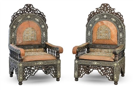 Coppia di poltrone in legno traforato, tornito ed ebanizzato decorate con appli