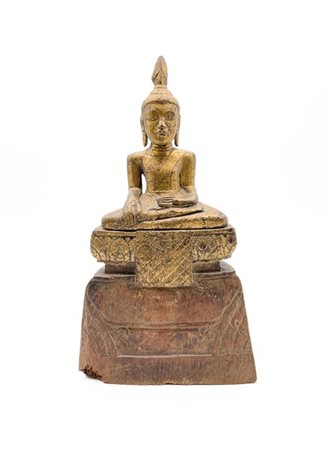Buddha in legno intagliato e dorato. 
Birmania, secolo XX 
(cm 17x31) (difetti)