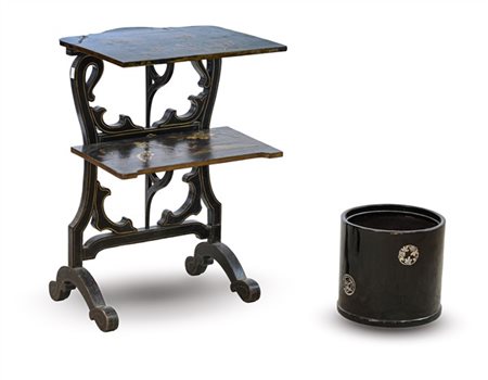 Lotto composto da una étagère in legno laccato a motivi orientali in policromia