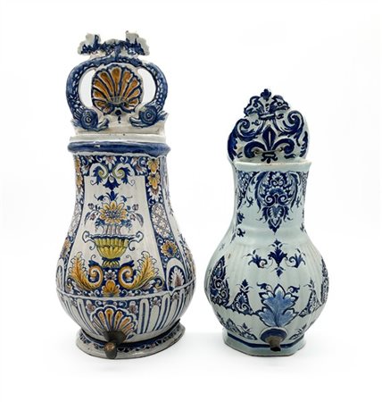 Manifattura di Delft, secolo XVIII-XIX. Due fontanelle da parete in maiolica co