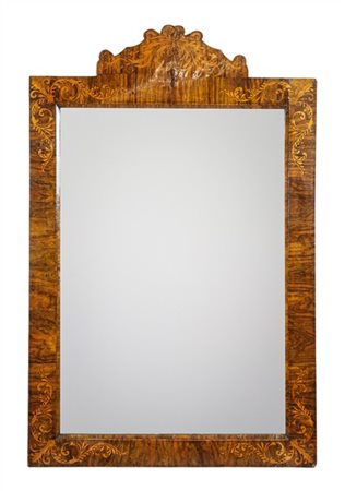 Specchiera con cornice sagomata e impiallacciata in legni di varie essenze, dec