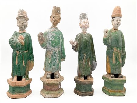 Gruppo di quattro figure Minqi in terracotta invetriata. 
Raffiguranti dignitar