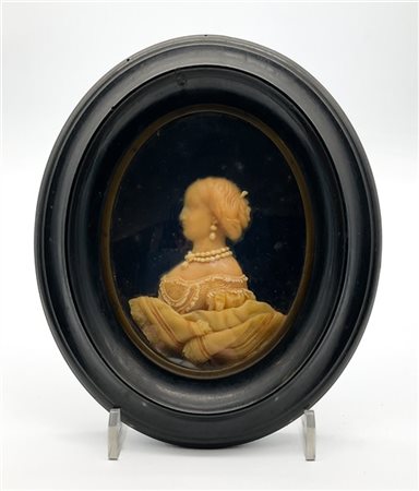 Ceroplasta del secolo XIX. Profilo di dama in decolté su fondo blu, in cornice