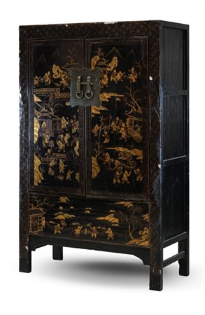 Armadio a due ante in legno laccato e dorato
Cina, secolo XX
(cm 110x175x48) (d