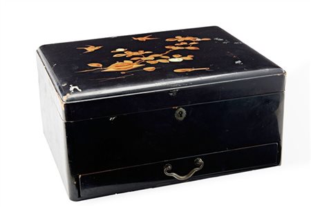 Scatola per scrivere laccata nera (suzuribako), la cui copertina è decorata in