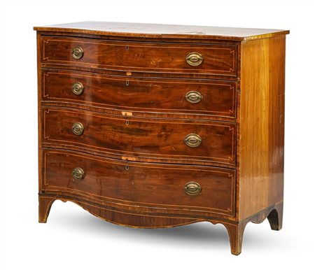 Cassettone impiallacciato in mogano e filettato in legni chiari, fronte mosso a