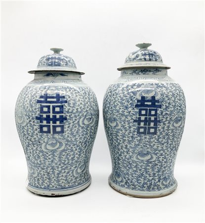 Coppia di potiche con coperchio in porcellana dipinta in monocromia blu.
Cina,