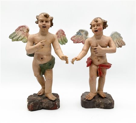 Coppia di angeli in legno intagliato e dipinto in policromia su base a zolla. G