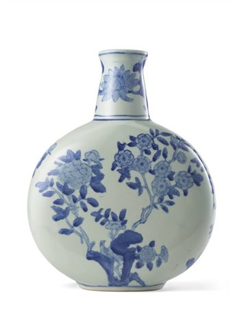 Moon flask in porcellana bianca e blu con decoro floreale. Cina, secolo XX (cm