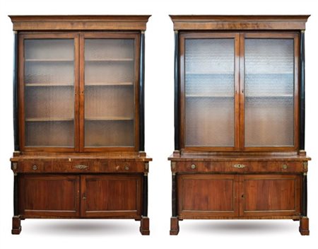 Coppia di librerie a due corpi in noce in stile Impero, parte inferiore a due s