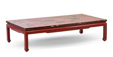 Tavolino da salotto in legno laccato a figure orientali su fondo rosso. 
Cina,