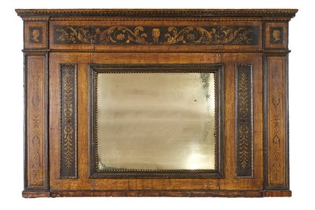 Caminiera in legno dipinto con riserve decorate a volute fogliacee e profili, s