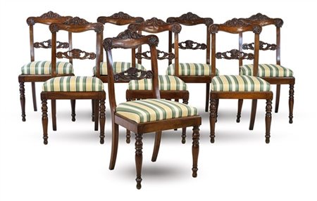 Gruppo di otto sedie in legno di frutto, schienale a giorno con cartelle intagl