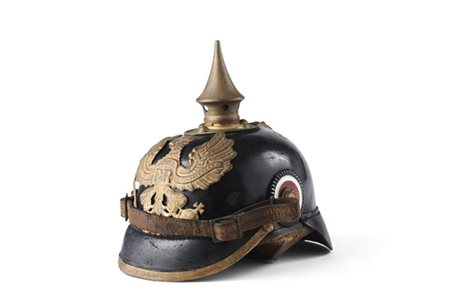Elmo chiodato "Pickelhaube" Prussia, 1895. Calotta in cuoio verniciato nero e f