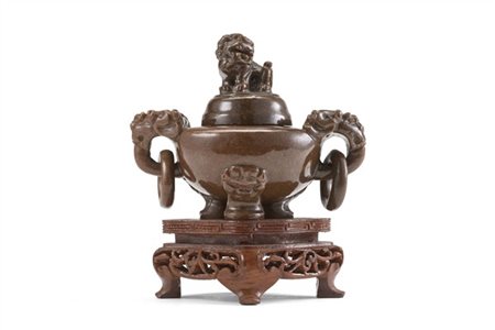 Incensiere tripode con coperchio in pietra di sole, anse a qilong e presa del c