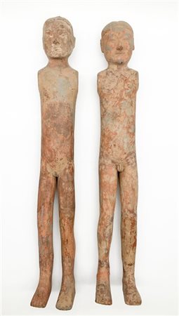 Coppia di figure di guerrieri nudi stanti in terracotta con tracce di policromi