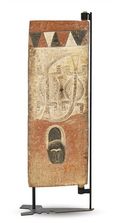 Arte Africana. Scudo cerimoniale con figure stilizzate di gechi, simboli comuni