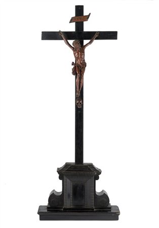 Scultore tedesco del secolo XVIII. Cristo crocifisso in bosso intagliato su cro