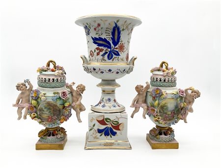 Manifatture diverse, secolo XIX-XX. Lotto composto da un vaso Medici biansato i