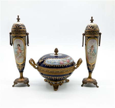 Manifattura francese, inizio secolo XX. Lotto composto da coppia di piccole pot