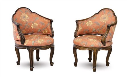 Coppia di poltroncine a pozzetto in noce con bordature scanalate e gambe termin