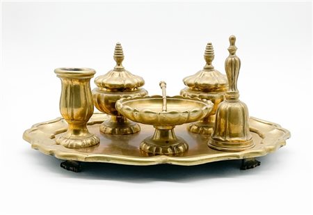 Calamaio in ottone con vassoio ovale a profilo mistilineo, doppio contenitore c