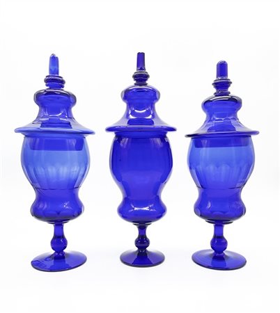 Lotto composto da tre vasi con coperchio in vetro blu parzialmente molato di si