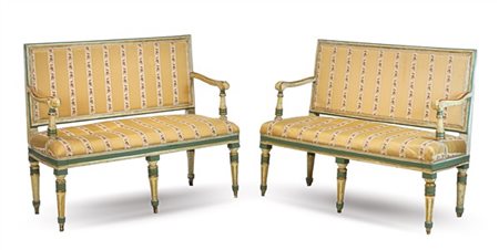 Coppia di divani a due posti in legno intagliato, dorato e laccato in policromi