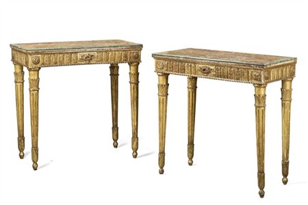 Coppia di console in legno intagliato e dorato, fascia scolpita a foglie d'acan