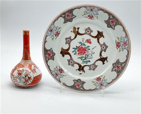 Manifatture orientali. Lotto composto da un piatto in porcellana policroma Fami