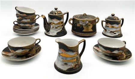 Servizio in porcellana Satsuma a fondo scuro e dorature composto da: teiera, la