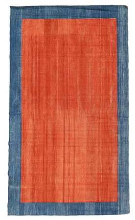 Tappeto Kilim, Caucaso, secolo XX. Campo color rosso tinta unita con bordura az