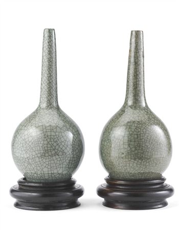 Coppia di vasi a bottiglia in porcellana con smaltatura celadon screpolata del