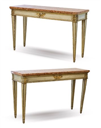 Coppia di antiche console in legno laccato e dorato con fascia decorata a trofe