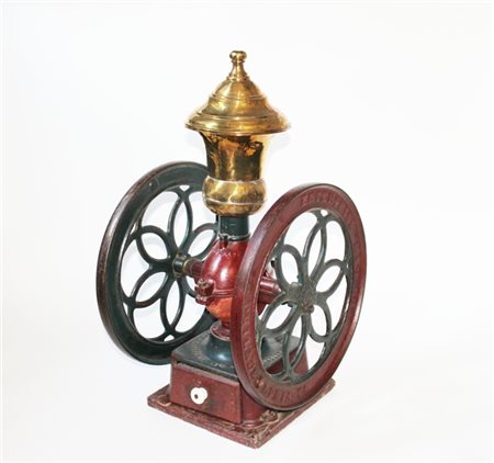 Macinacaffè a doppia ruota in ghisa e ottone con tracce di policromia su fondo