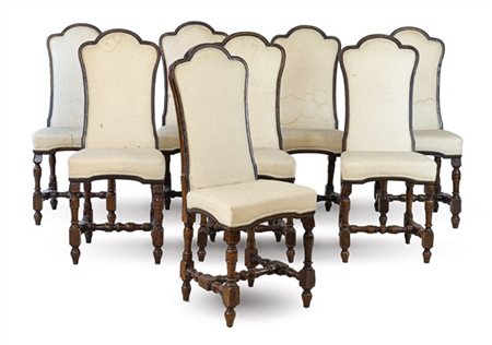 Gruppo di otto sedie in noce con profili scanalati ed ebanizzati, schienale tri