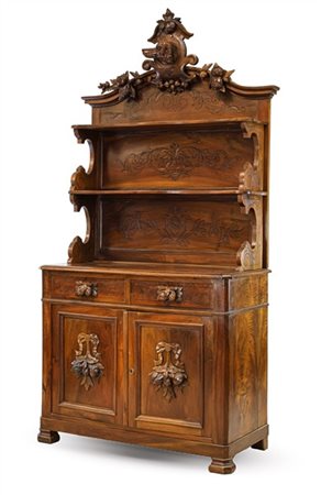 Credenza con piattaia in noce, parte inferiore a due ante e cassetti pannellati