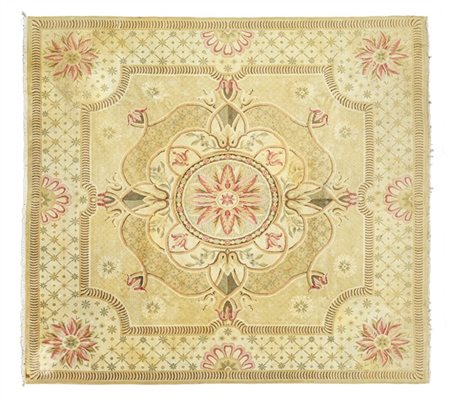 Tappeto Savonnerie, Francia, recente manifattura. Decoro con medaglione circola