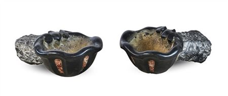 Coppia di acquasantiere da parete in marmo nero a valva di conchiglia con inser