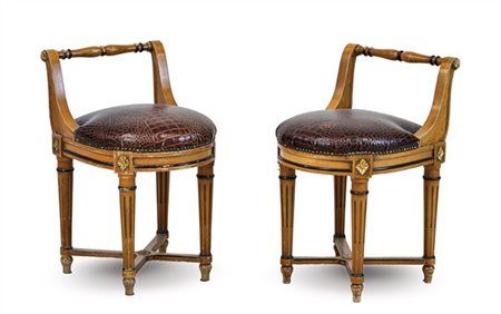 Coppia di sgabelli in stile Luigi XVI con schienale a giorno e seduta rivestita