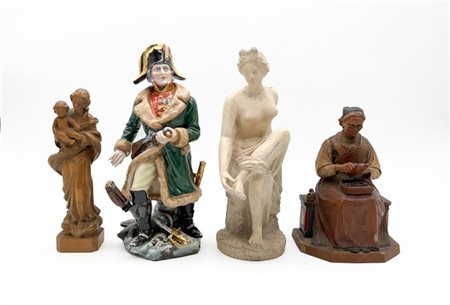 Lotto composto da una figura napoleonica in porcellana policroma, due sculture