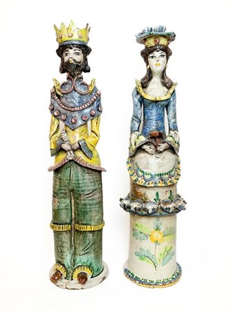 Manifattura di Caltagirone, secolo XX. Coppia di grandi figure in ceramica poli