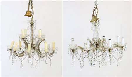 Lotto composto da due lampadari a otto e dodici luci nello stile Maria Teresa i