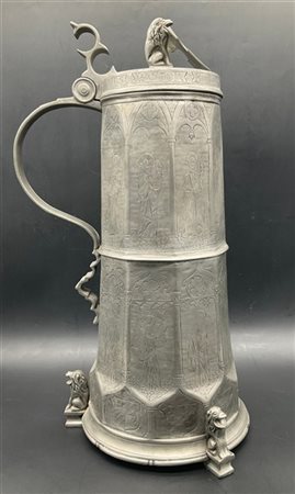 Da Jacob Koch. Grande tankard in peltro riccamente inciso con figure di Santi e